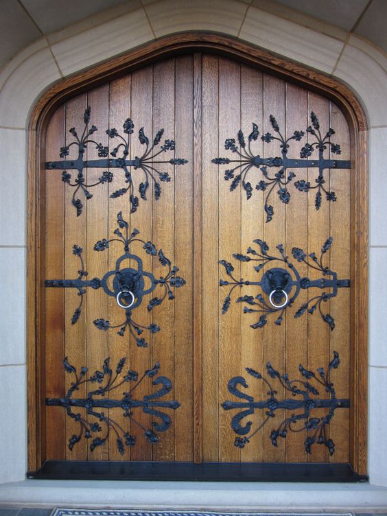 деревянная дверь с жиковинами